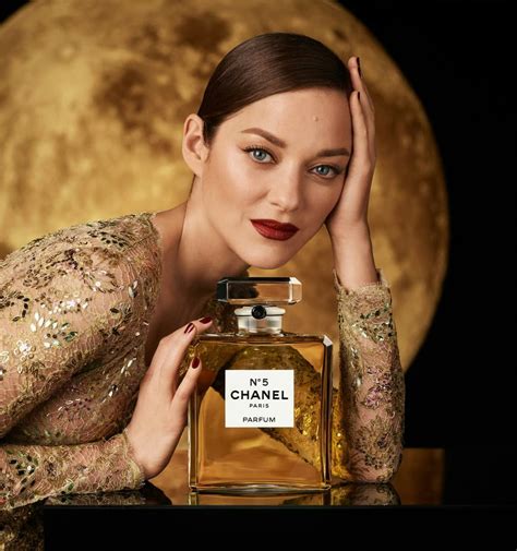 why is chanel no 5 ad so weird|chanel new face.